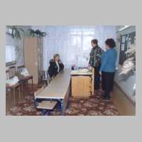 111-1238 November 2003, Kindergarten Wehlau. Im Unterrichtsraum laesst sich Frau Kenzler ueber die Fortschritte im Heim berichten.JPG
